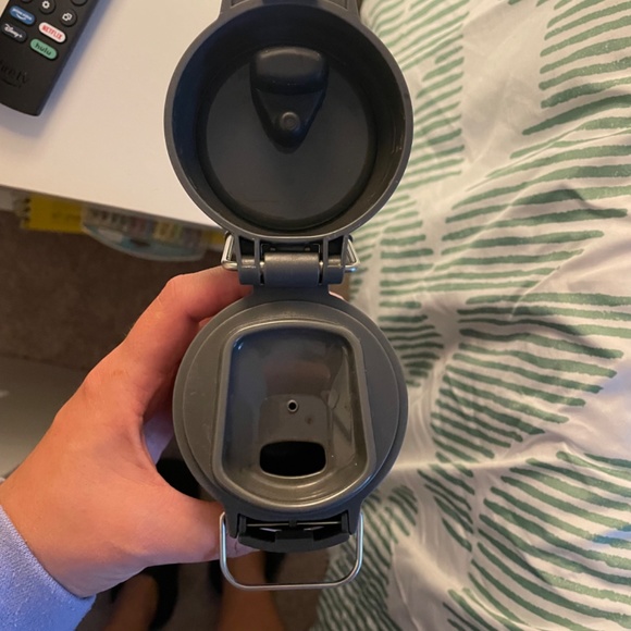 16 is Stanley thermos snap lid - Picture 4 of 5